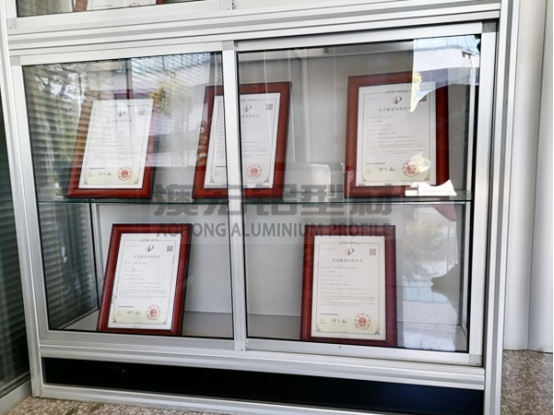 鋁型材機(jī)架門(mén)板安裝